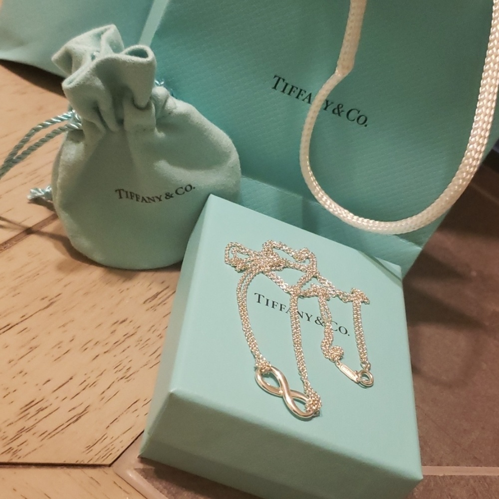 Tiffany&Co Infinity pendant in sterling silver